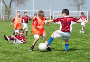 BAMBINI CHE GIOCANO A CALCIO